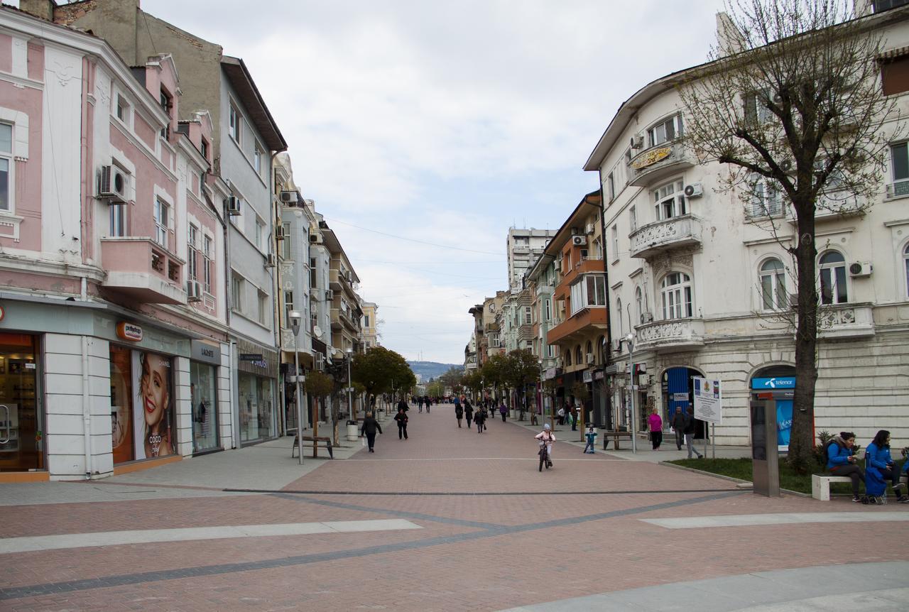 Gagarin House Hostel Varna Exterior photo