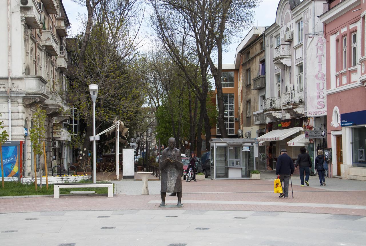 Gagarin House Hostel Varna Exterior photo