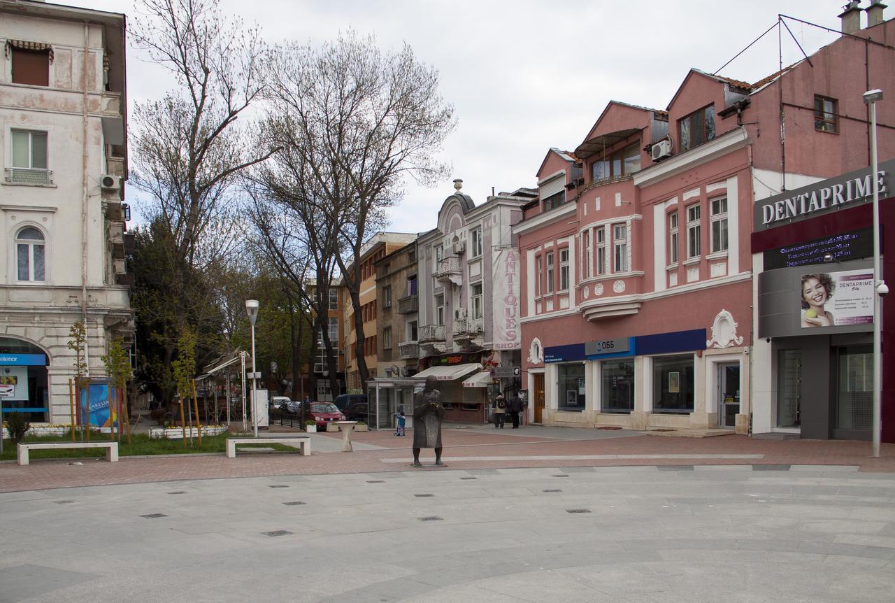 Gagarin House Hostel Varna Exterior photo